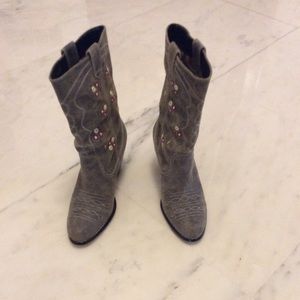 Seychelles Embroidered Western Boots  US7 EUC